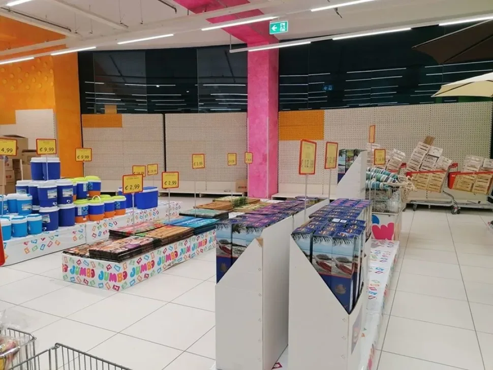 Пустые торговые ряды и указатели в магазине Jumbo