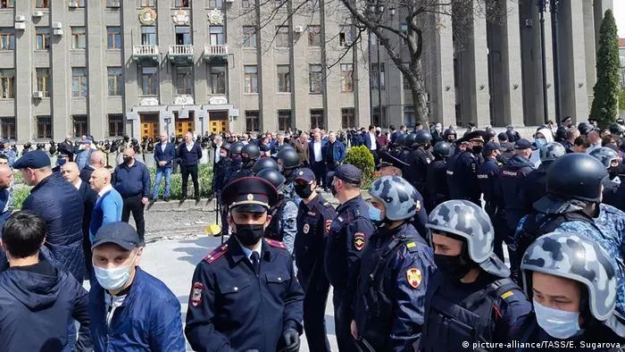 Во Владикавказе отправлены под арест 46 участников акции протеста ...