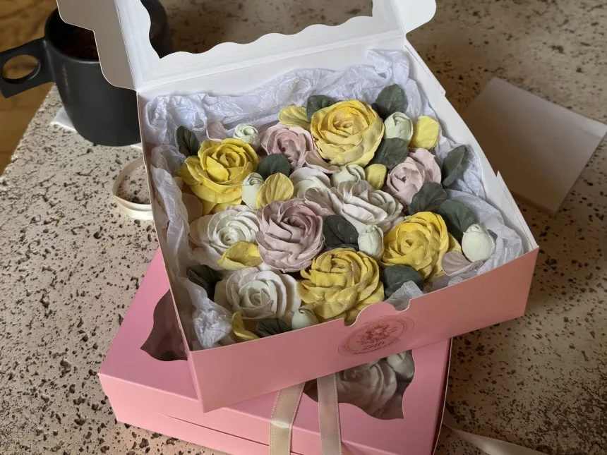 Коробка сладостей в виде цветочных роз от Zeffi Flowers