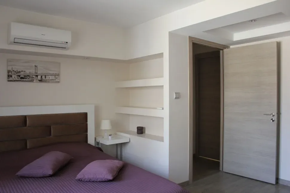 Фасад дома и ограждение на солнечном участке residential Фасад дома и ограждение на солнечном участке residential