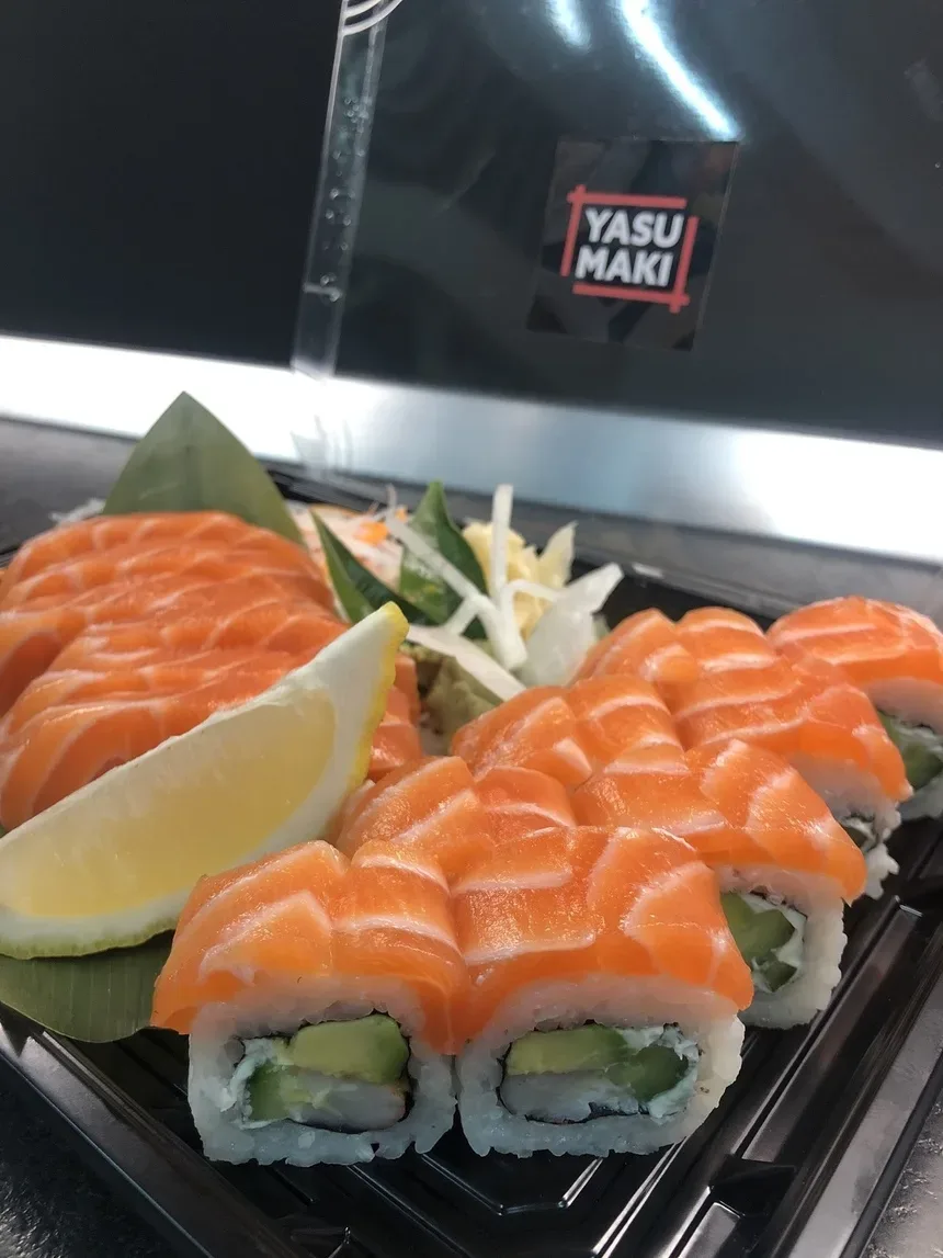 Роллы с лососем и лимоном подчёркивающие свежие ингредиенты Yasumaki