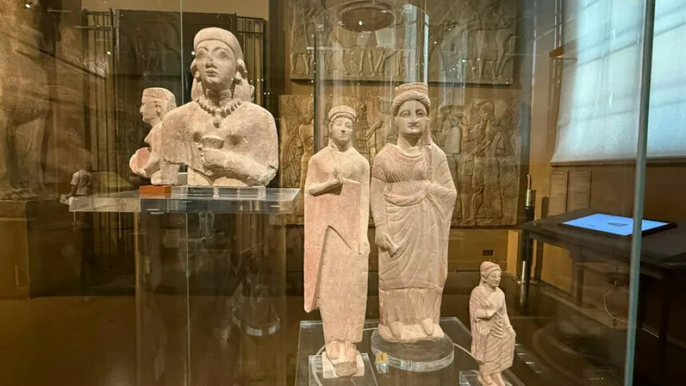 Разнообразные керамические сосуды и мелкие предметы древнего Кипра в витрине Разнообразные керамические сосуды и мелкие предметы древнего Кипра в витрине