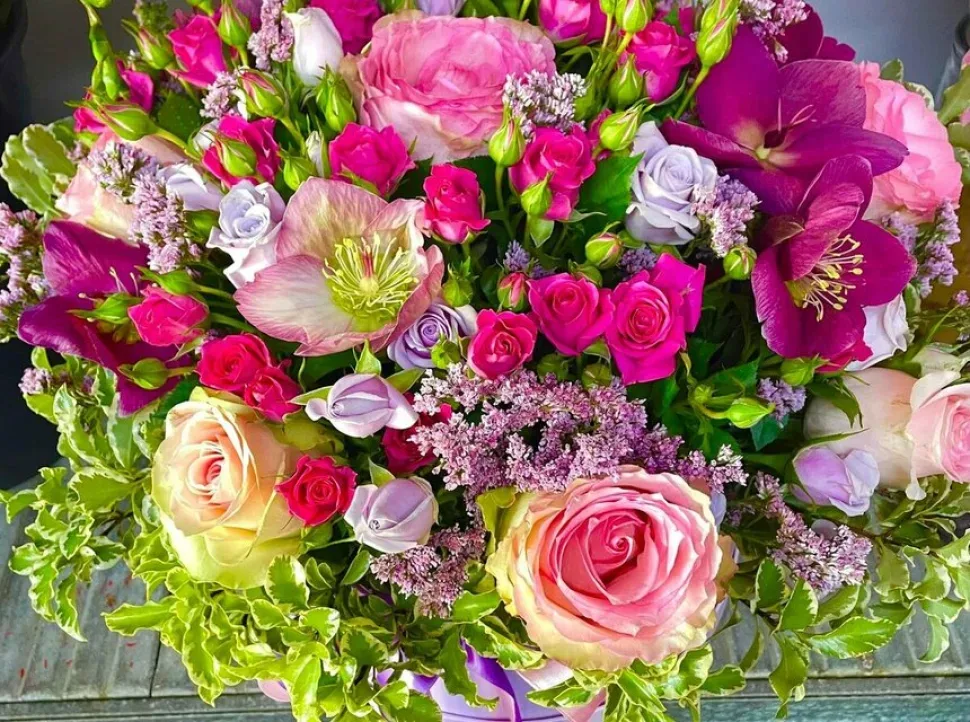 Широкий авторский букет из роз и орхидей от Floralink