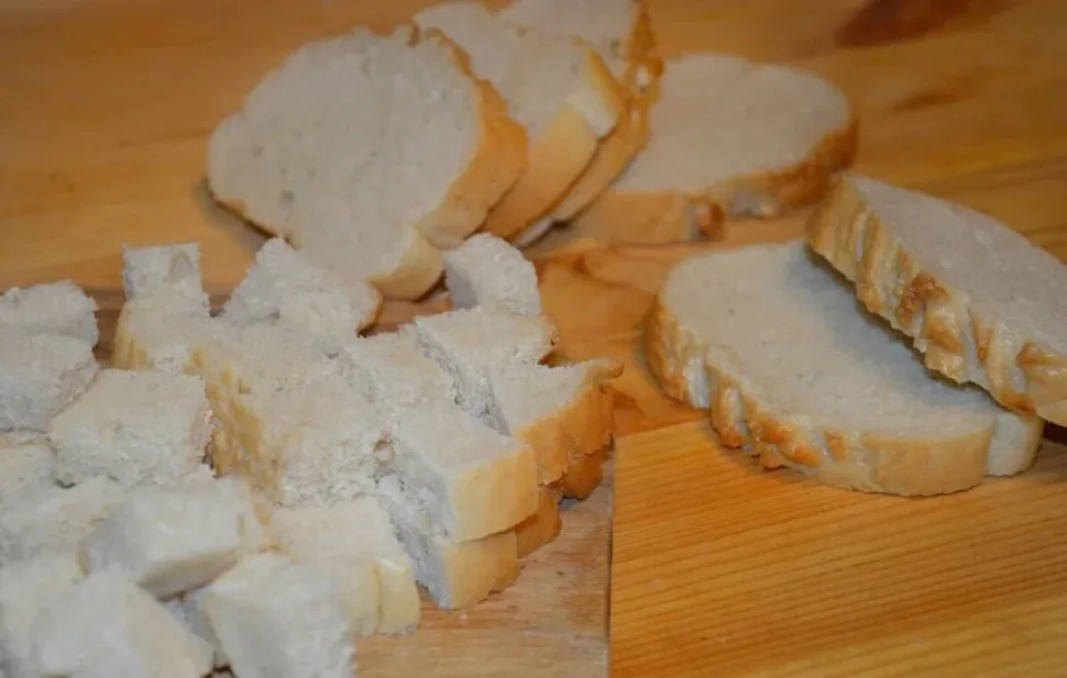 Приготовленный салат с креветками, кукурузой, укропом и сухариками