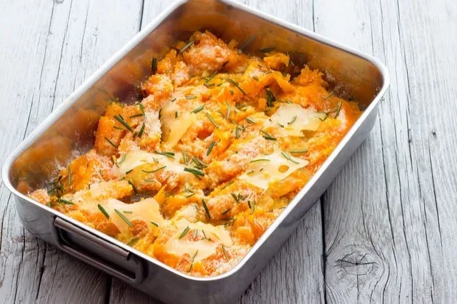 Запеканка с тыквой и мясом в металлической форме с сырной корочкой