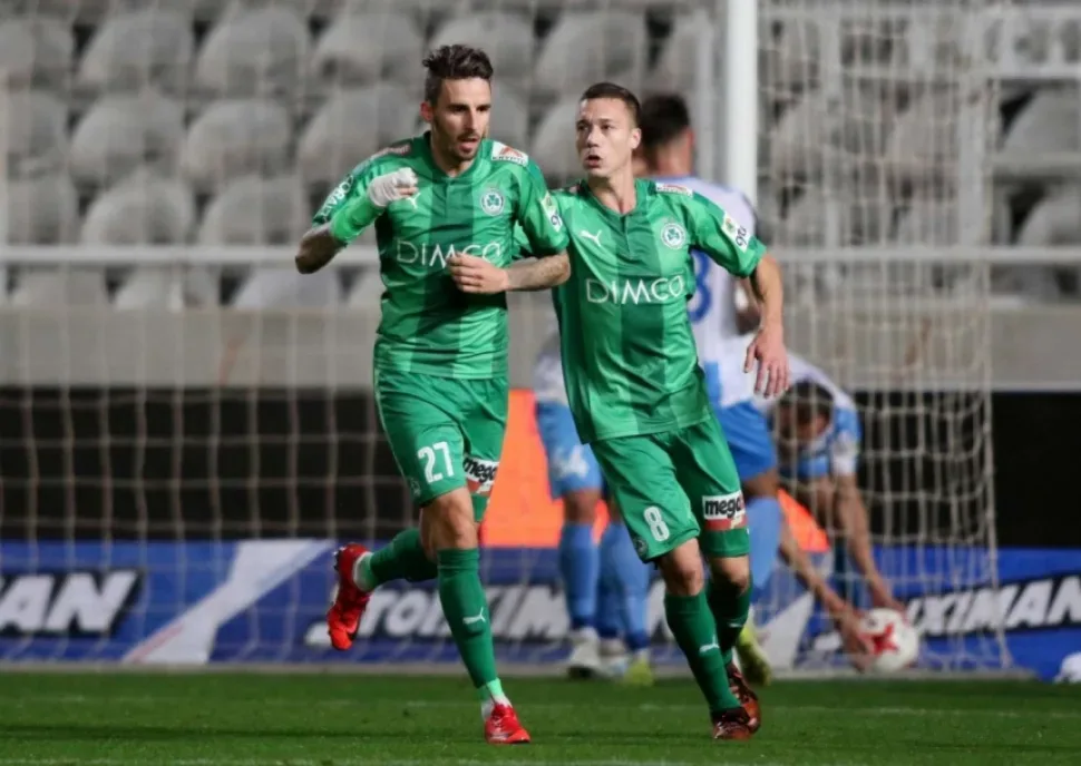 Группа игроков в зелёной форме празднует гол команды OMONIA
