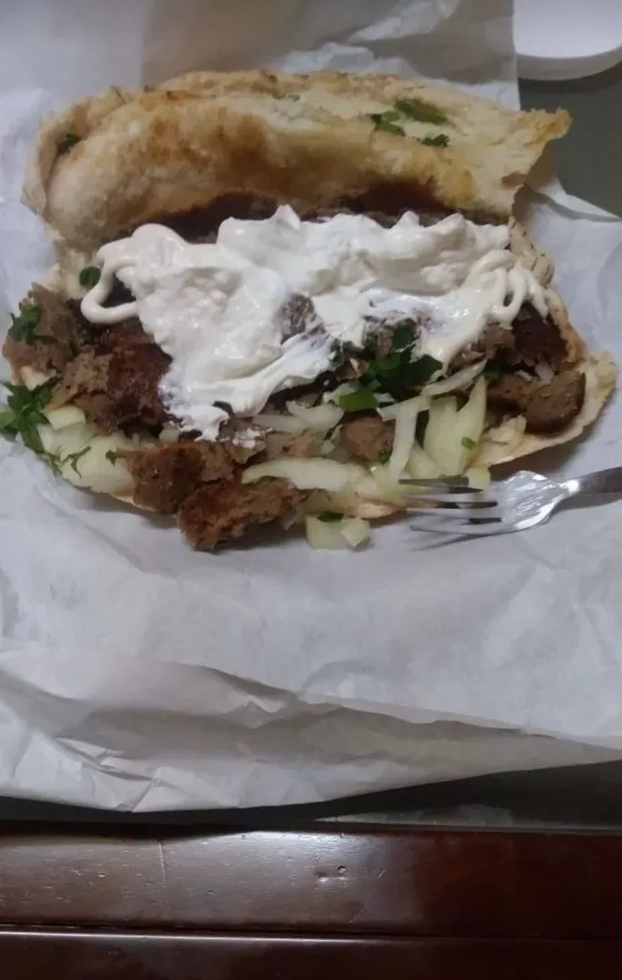 Кипрский сувлаки в лепёшке с луком и соусом, заказанное на ужин