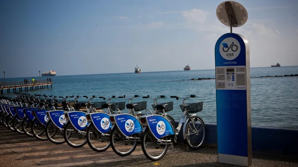 Ряд городских велосипедов Next Bike на док‑станции у набережной