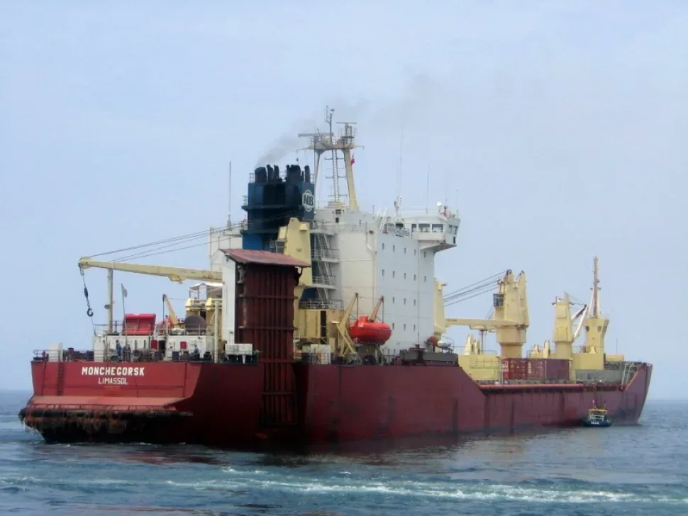 Бортовое изображение сухогруза «Мончегорск» в море на фоне заката Бортовое изображение сухогруза «Мончегорск» в море на фоне заката