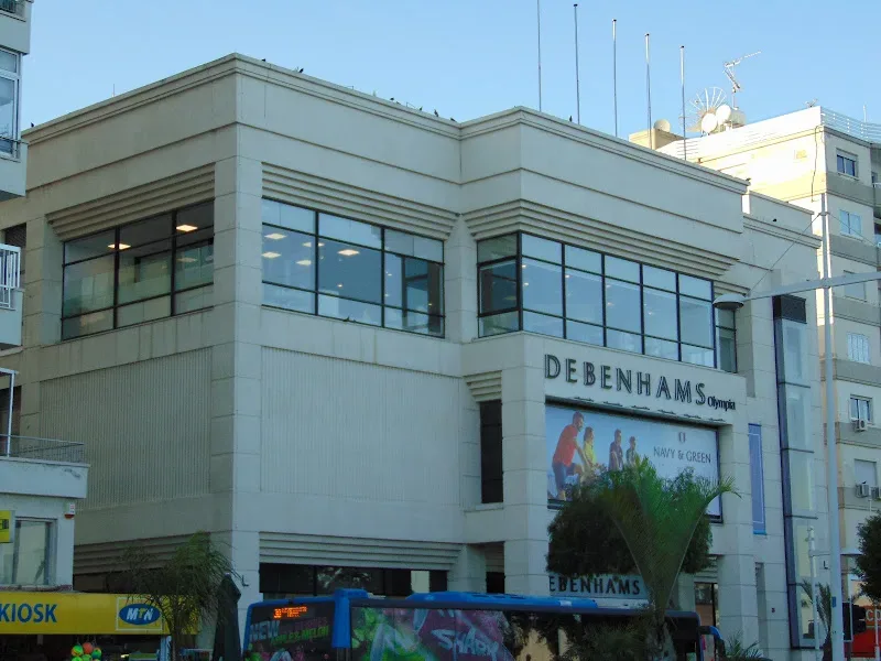 Торговый центр Debenhams на улице кипрского города с вывеской