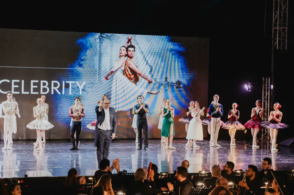 Ансамбль солистов и организатор на сцене Freedom Celebrity Ballet Gala в Курионе