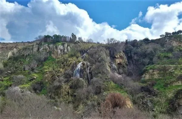 Каскадный водопад в скалах у заброшенной деревушки Трозена, район Yerovasa