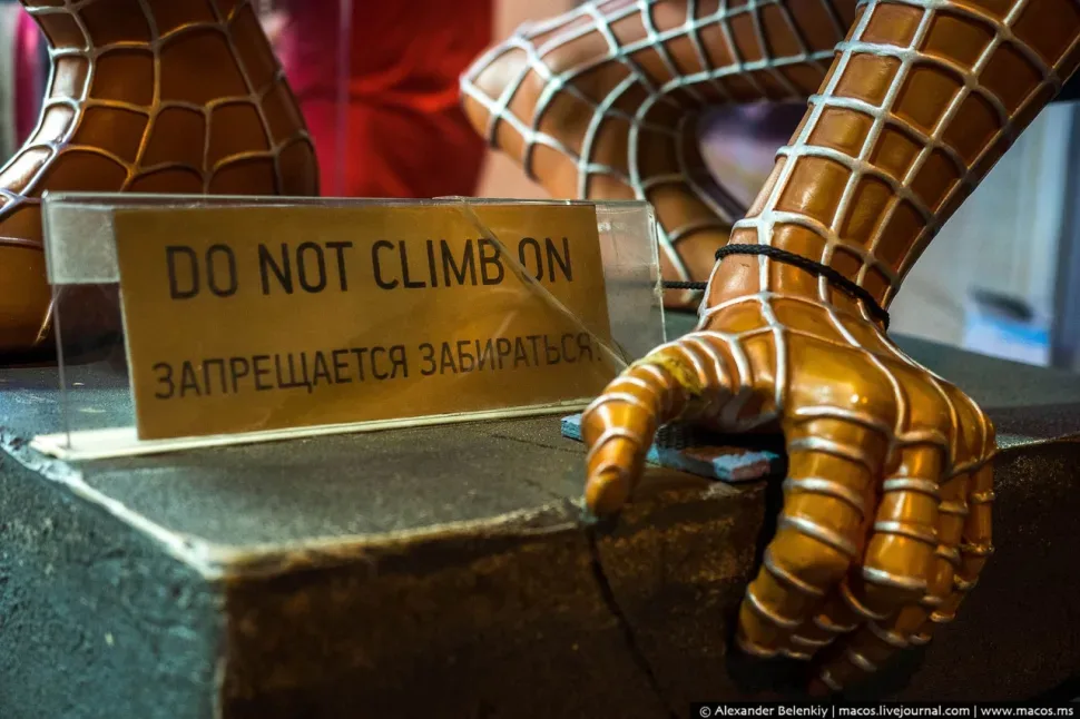 Табличка «Do not climb on» на постаменте фигуры человека в костюме