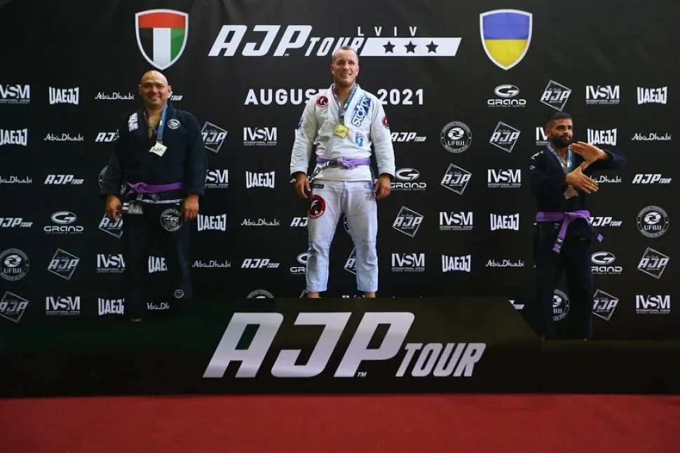 Церемония награждения на подиуме AJP tour с медалями