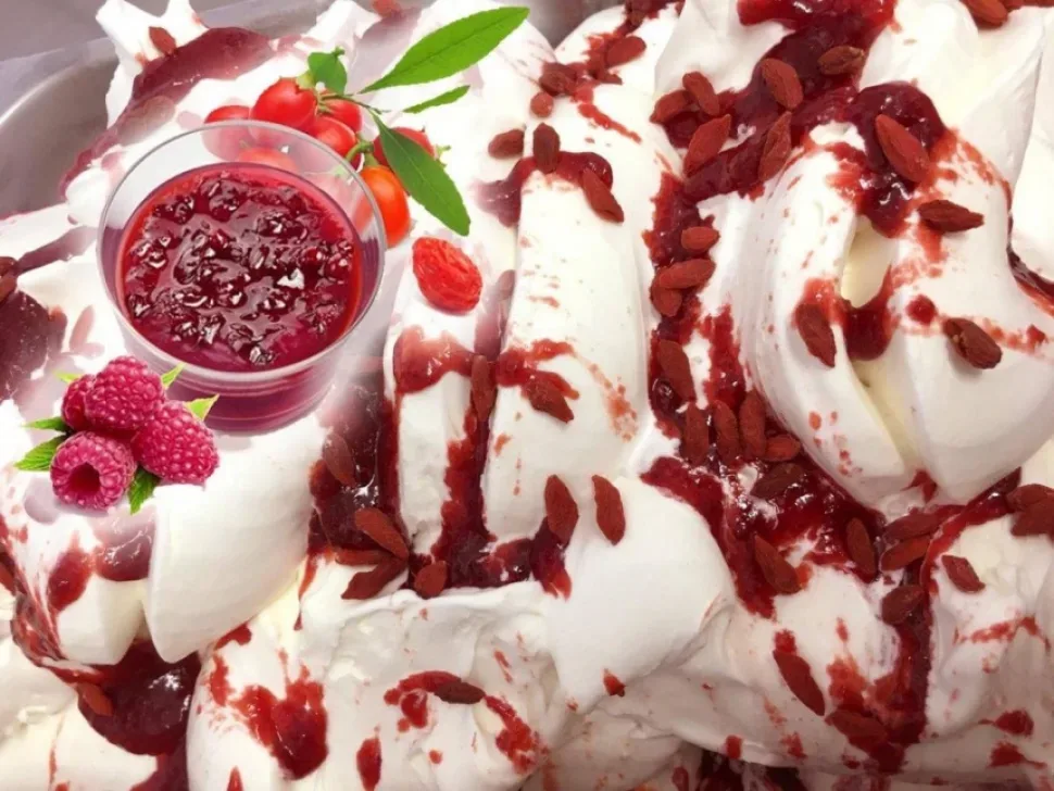 Порция мороженого в стаканчике Ice Lab Gelateria с кусочком чизкейка
