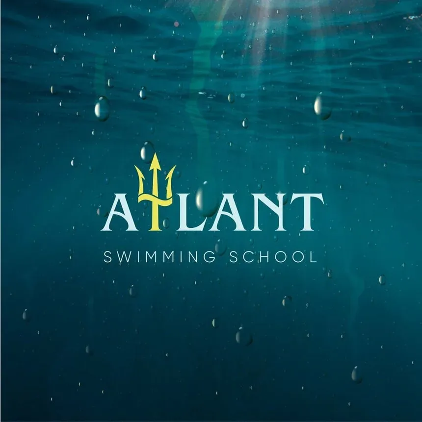 Логотип Atlant Swimming School на фоне подводной поверхности и пузырьков