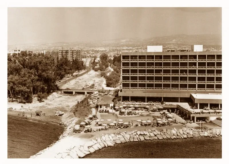 Исторический вид Churchill Hotel в Лимассоле с пляжем и бассейном