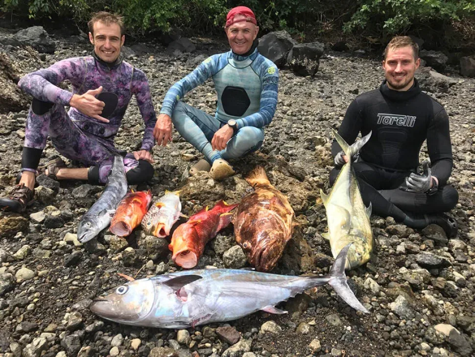 Группа ныряльщиков в воде и поддерживающая команда на лодках после погружения Группа ныряльщиков в воде и поддерживающая команда на лодках после погружения