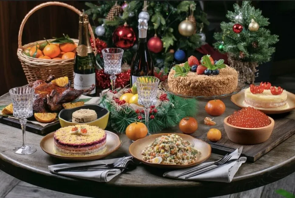 Новогодний стол Berezka Store & Cuisine с закусками, тортом, икрой и шампанским Новогодний стол Berezka Store & Cuisine с закусками, тортом, икрой и шампанским