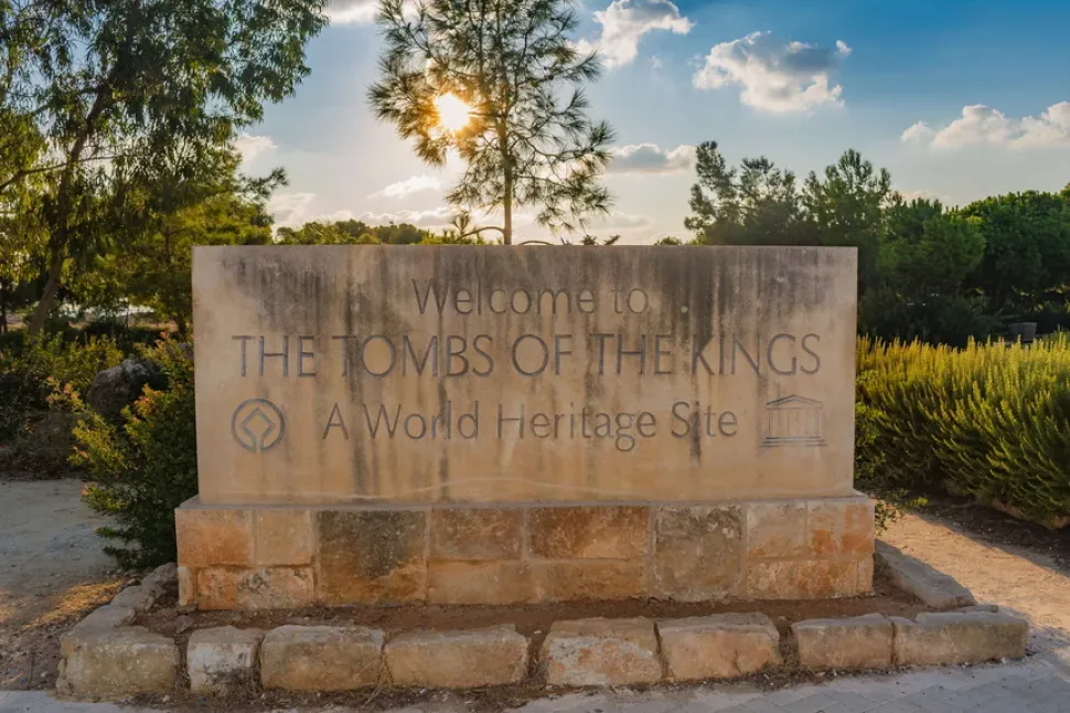 Входная каменная табличка «The Tombs of the Kings» у ворот комплекса