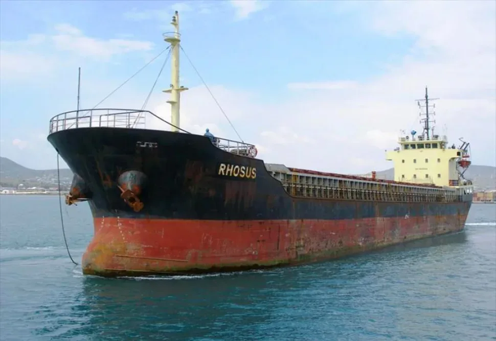 Сухогруз Rhosus у воды, вид на нос и борт судна в море
