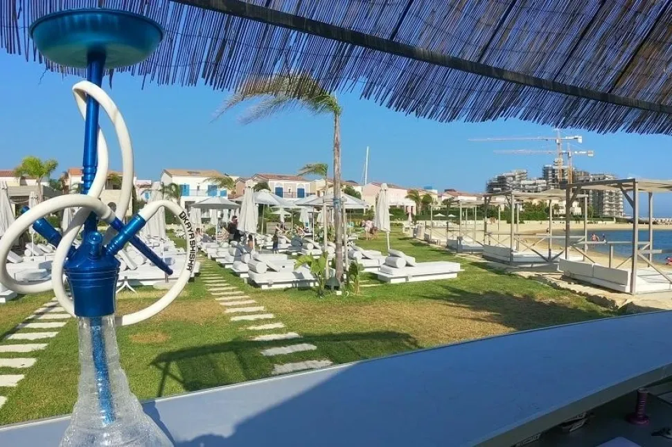 Бассейн и зоны для отдыха на территории Marina Beach Bar