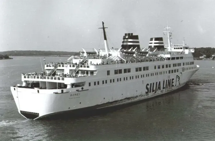 Паром Silja Line BORE в море в чёрно‑белом исполнении