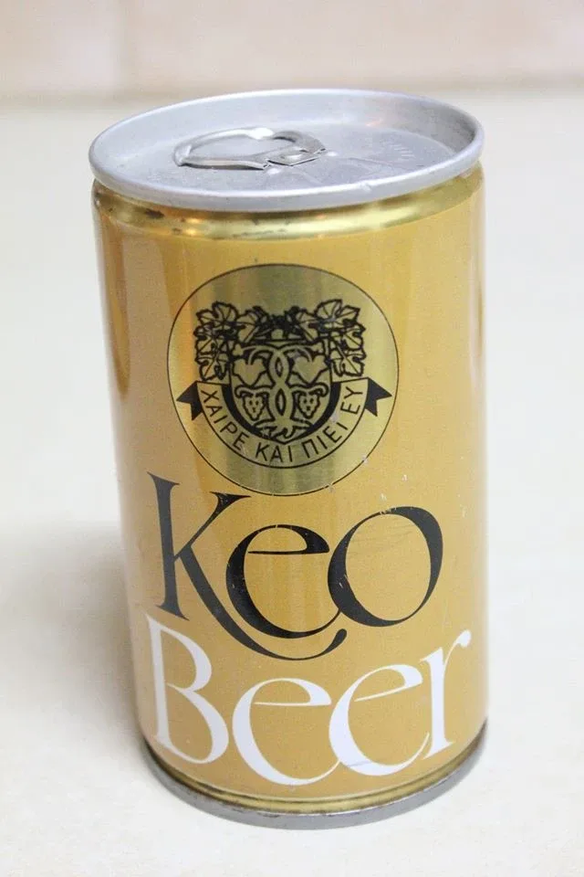 Первая банка пива KEO золотистого дизайна с крупным логотипом KEO Beer