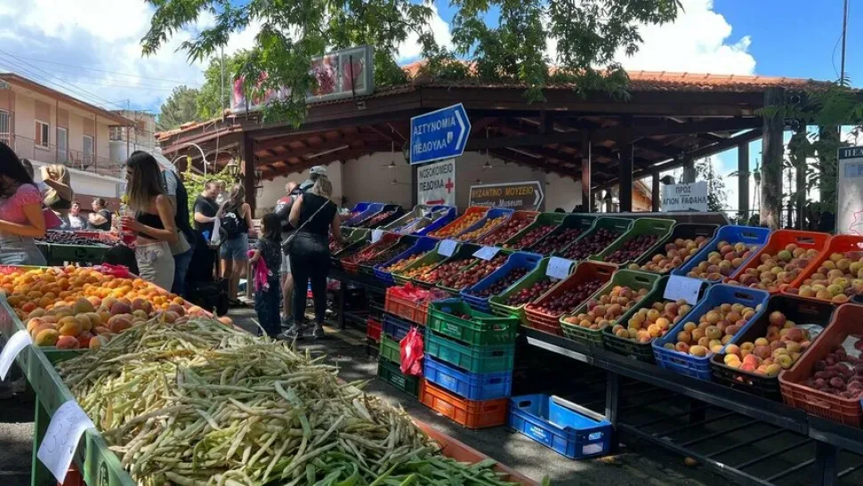 Прилавки с фруктами и овощами на рынке Педуласа у деревни в Троодосе
