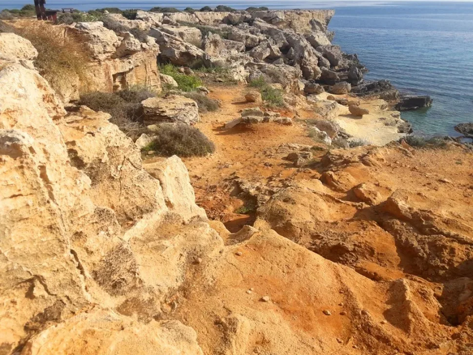 Указатель CYCLOP'S CAVE на маршруте к пляжу и пещере