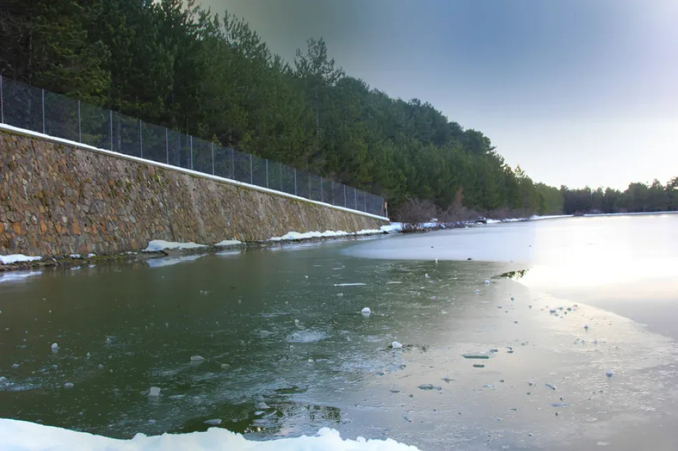 Замёрзшая кромка воды и снежный берег на водоёме Курис