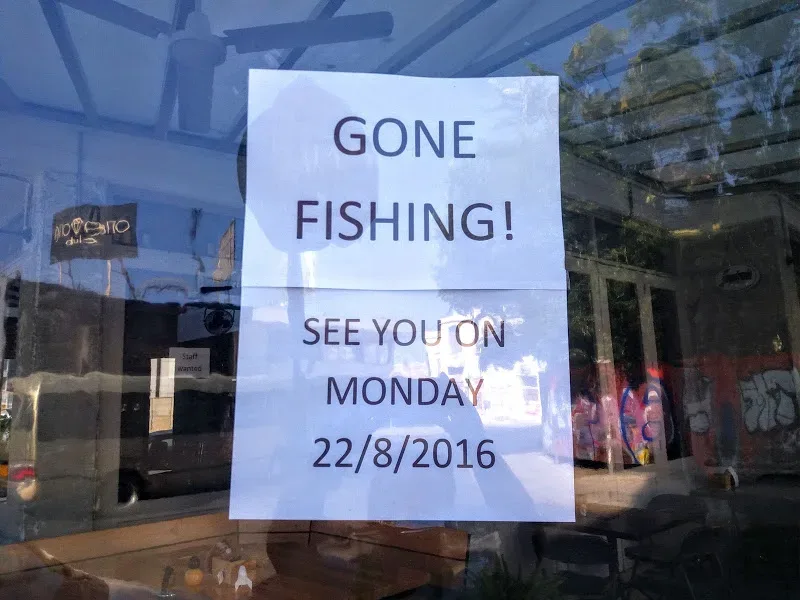 Листовка на двери с надписью Gone Fishing и датой возвращения 22/8/2016 Листовка на двери с надписью Gone Fishing и датой возвращения 22/8/2016