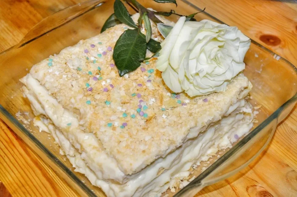 Порезанные куски «Наполеона» с посыпкой и цветной кондитерской глазурью
