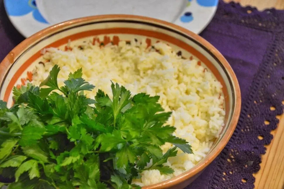 Запечённое блюдо в духовке с золотистой сырной корочкой