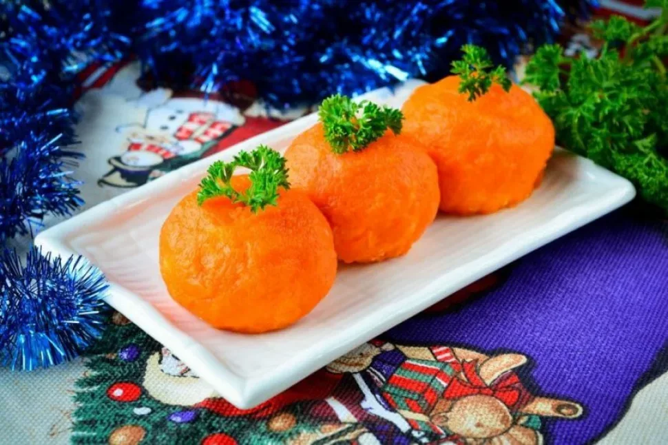 Новогодний салат «Сапожок» покрытый гранатовыми зернами и сырной подошвой