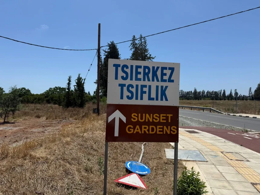 Дорожный указатель Церкез Цифтлик и указатель на Sunset Gardens рядом с Лимассолом Дорожный указатель Церкез Цифтлик и указатель на Sunset Gardens рядом с Лимассолом