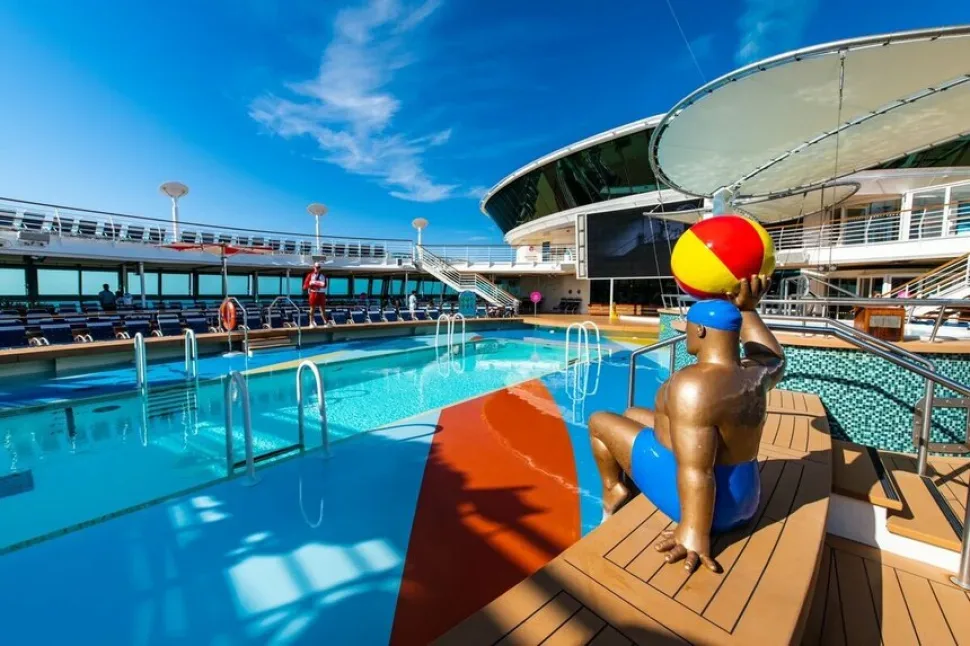 Палуба лайнера Jewel of the Seas с открытым бассейном и скульптурой с мячом