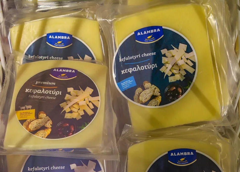 Несколько пакетов Кефалотири с круглыми этикетками бренда Alambra