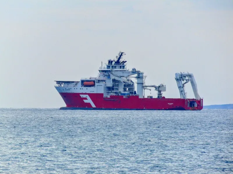 Килектор FAR SAMSON красного корпуса, судно для подъёма кабелей и труб