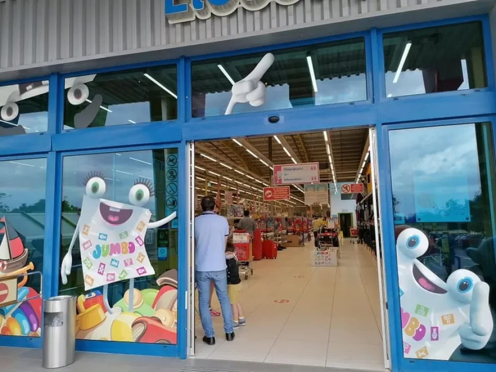 Вход в никосийский Jumbo с открытыми дверями и очередью