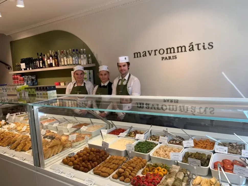 Прилавок магазина Mavrommatis в Париже с продавцами и деликатесами