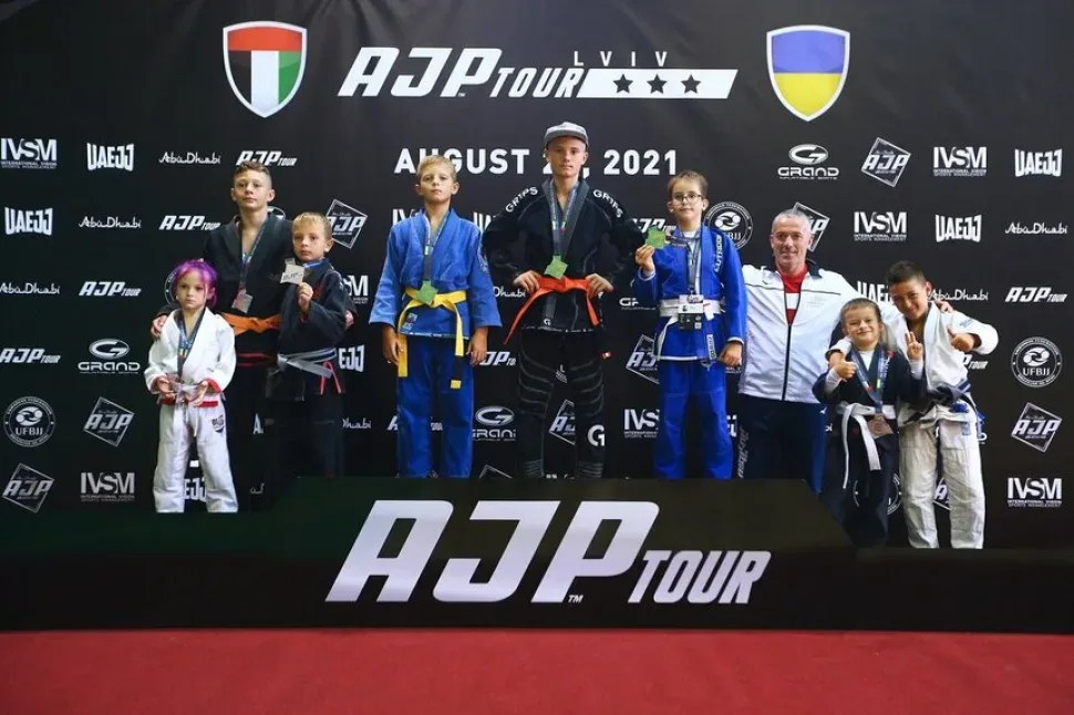 Победитель на верхней ступени подиума AJP tour Lviv с медалью