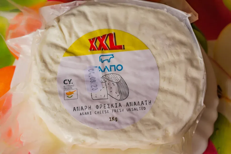 Упакованный круглый сыр с этикеткой XXL Анари 1kg