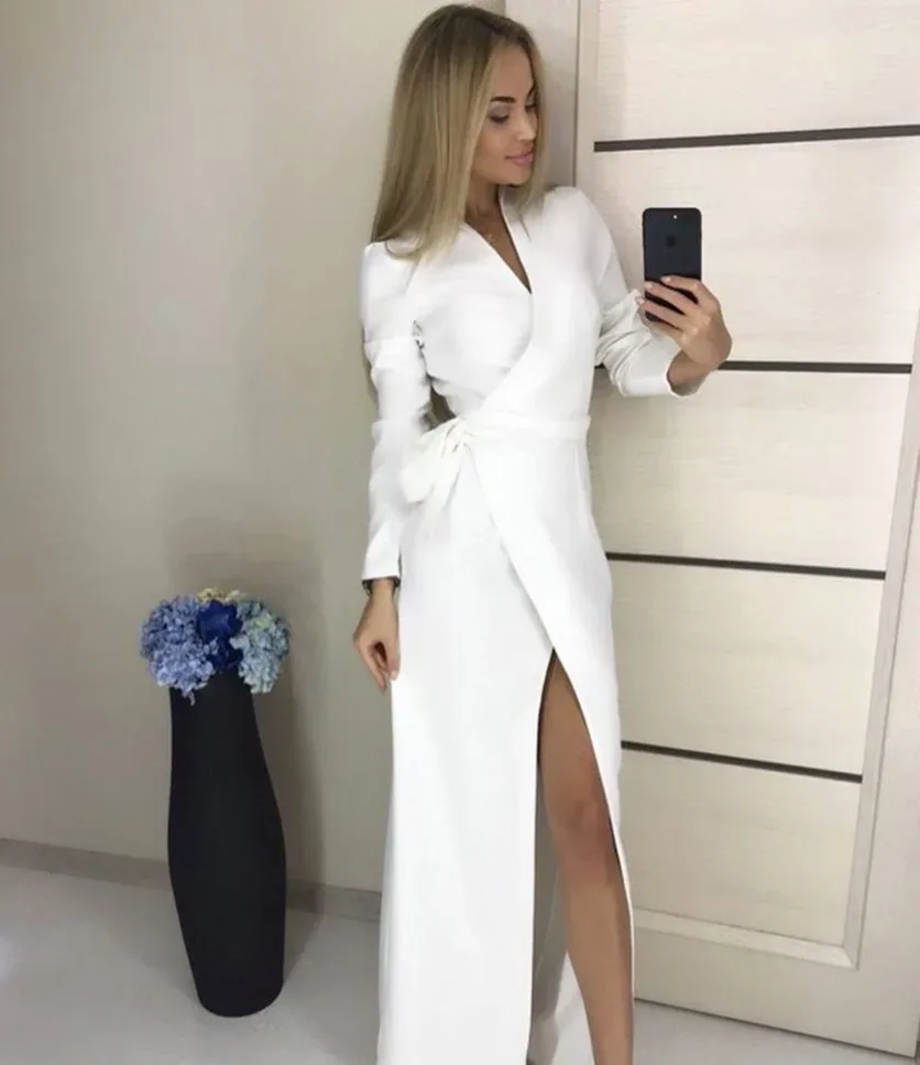 Девушка в белом платье на фоне мягкой розовой мебели