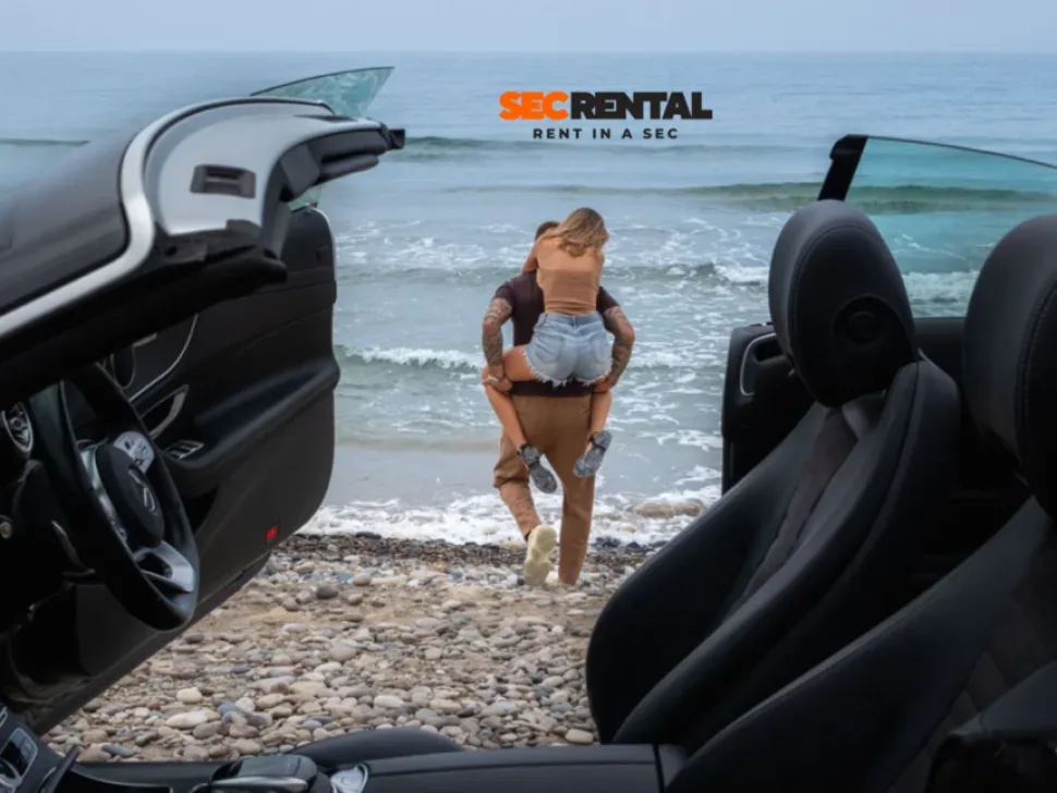 Интерьер кабриолета Secrental на галечном пляже и пара у моря Интерьер кабриолета Secrental на галечном пляже и пара у моря