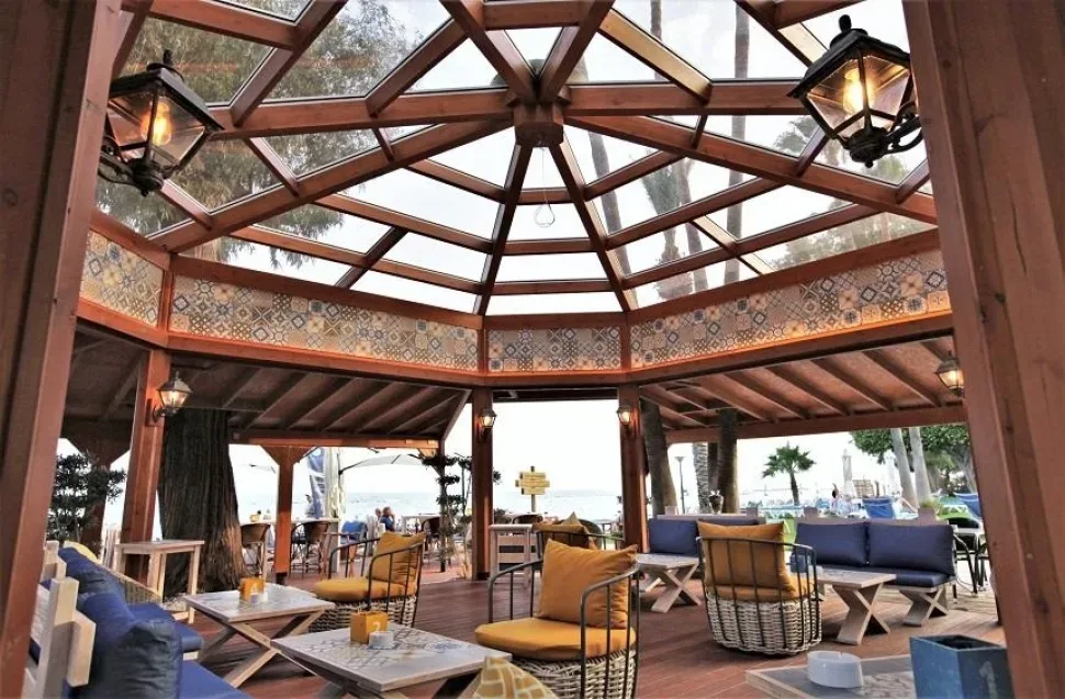 Открытая прибрежная зона отдыха Wanax Tapas Bar отеля Poseidonia