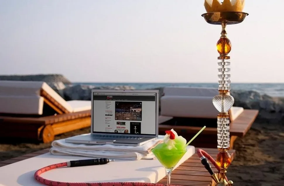 Пляжная лаунж зона Malindi Beach Bar с плетёной мебелью