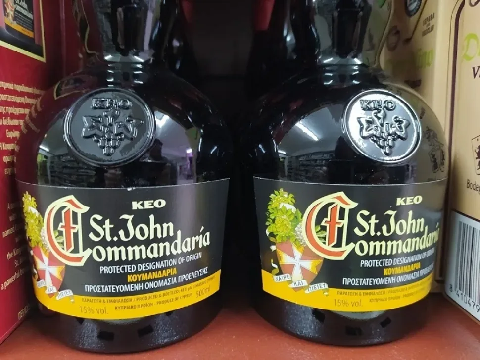 Бутылки сладкого кипрского вина Коммандария на полке магазина