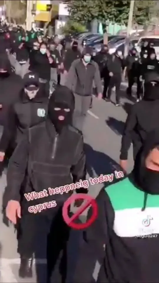 Кадр видеонаблюдения с молодым человеком в маске возле стены