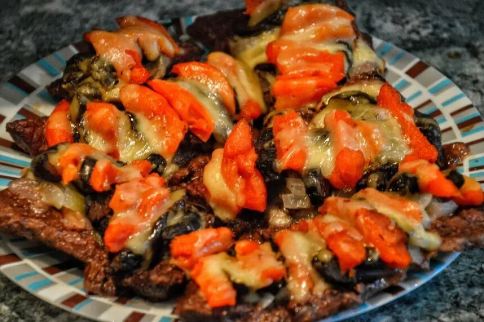 Отбивные на противне с курагой, черносливом и тёртым сыром